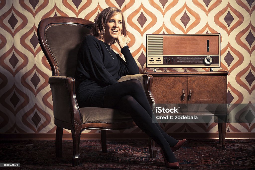 Hermosa mujer escucha noticias en estilo Retro Vintage Radio - Foto de stock de Radio - Electrónica de audio libre de derechos