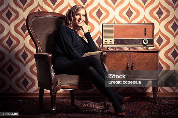 Hermosa Mujer Escucha Noticias En Estilo Retro Vintage Radio Foto de stock y más banco de imágenes de Radio - Electrónica de audio