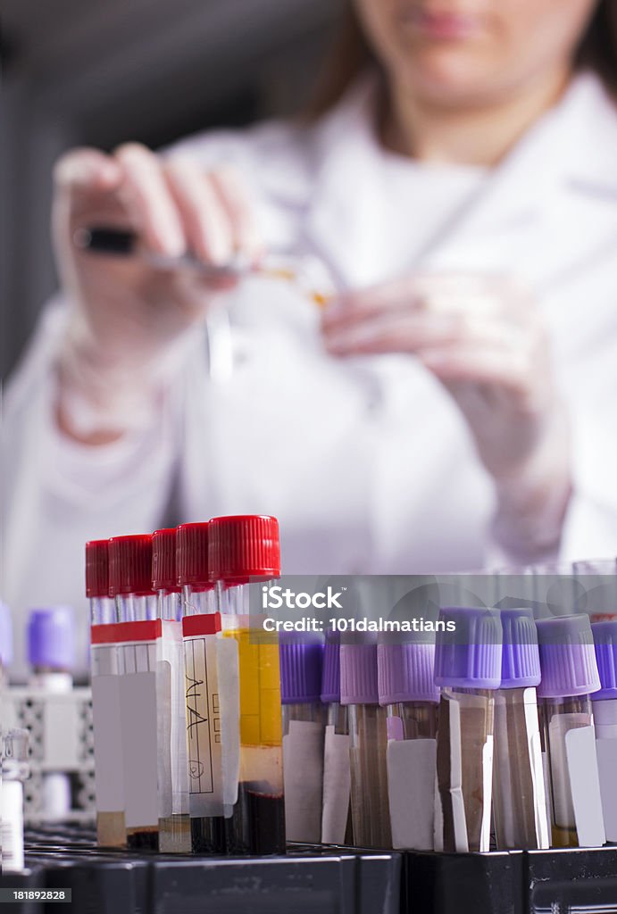 Scienziato che lavora in laboratorio - Foto stock royalty-free di Analizzare