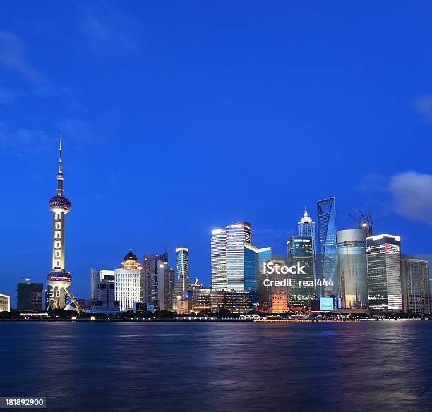 Shanghai Pudong Bei Nacht Stockfoto und mehr Bilder von Abenddämmerung - Abenddämmerung, Arbeitsstätten, Architektonisches Detail
