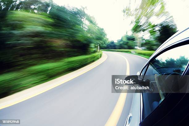 Através Da Estrada - Fotografias de stock e mais imagens de A caminho - A caminho, Ao Ar Livre, Beleza natural