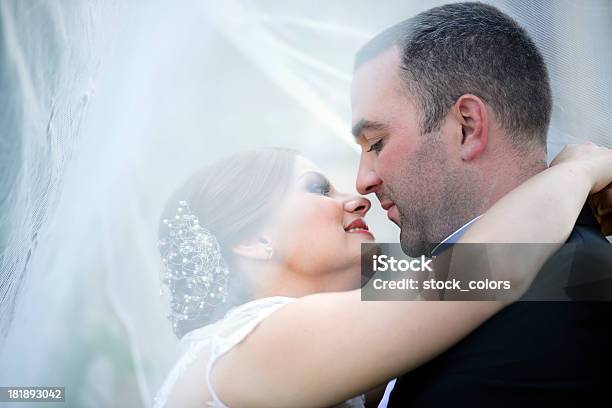 Sposi Baciare - Fotografie stock e altre immagini di 25-29 anni - 25-29 anni, Abito da sposa, Adulto