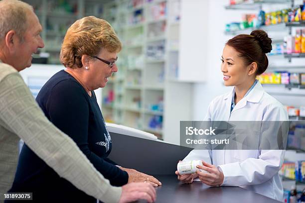 Feliz Farmácia - Fotografias de stock e mais imagens de Farmacêutico - Farmacêutico, Casal, Farmácia