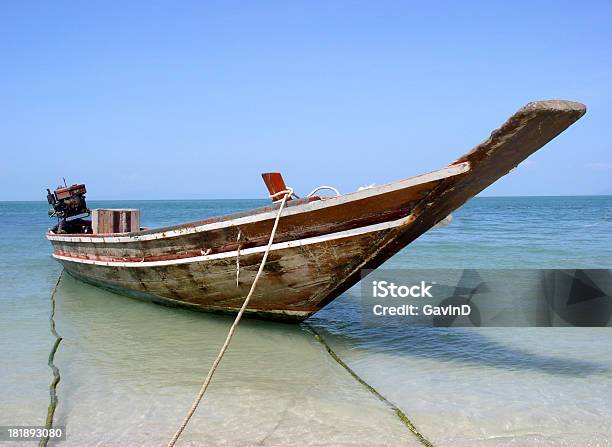 Tajski Longtail Łodzi Przy Plaży W Tajlandii Jednostek - zdjęcia stockowe i więcej obrazów Bez ludzi
