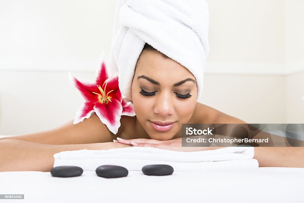 Massaggio con pietre calde - Foto stock royalty-free di 18-19 anni