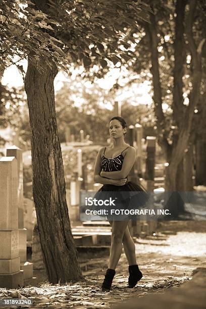 Photo libre de droit de Ballerine Dans Le Cimetière banque d'images et plus d'images libres de droit de Danse classique - Danse classique, Adulte, Arbre