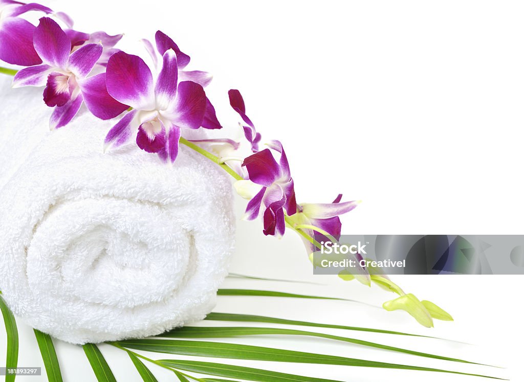 Tratamento em Spa conceito, esmagados Toalha e magenta Orquídea branca - Royalty-free Cor de rosa Foto de stock