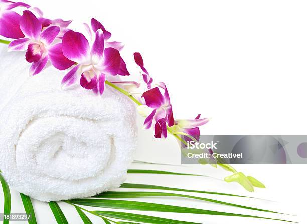Tratamento Em Spa Conceito Esmagados Toalha E Magenta Orquídea Branca - Fotografias de stock e mais imagens de Cor de rosa