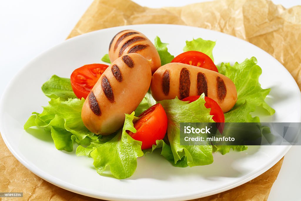 Gegrillte Würstchen und Gemüse-Salat - Lizenzfrei Blatt - Pflanzenbestandteile Stock-Foto