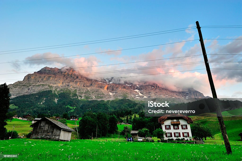 Piccolo villaggio di montagna al crepuscolo, Svizzera - Foto stock royalty-free di Agricoltura