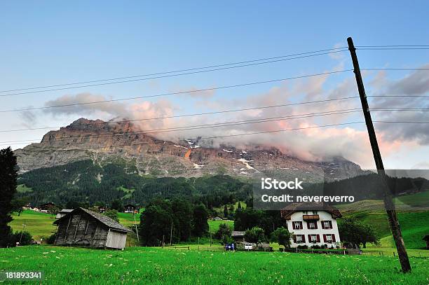 Foto de Pequena Cidade Ao Crepúsculo Com Montanhas Suíça e mais fotos de stock de Agricultura - Agricultura, Alpes europeus, Alto - Descrição Geral