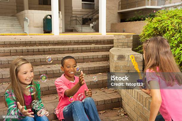 Stile Di Vita Amicizie Bambino Di Età Scolare Studenti A Giocare Sui Passi Con Bolle - Fotografie stock e altre immagini di 10-11 anni