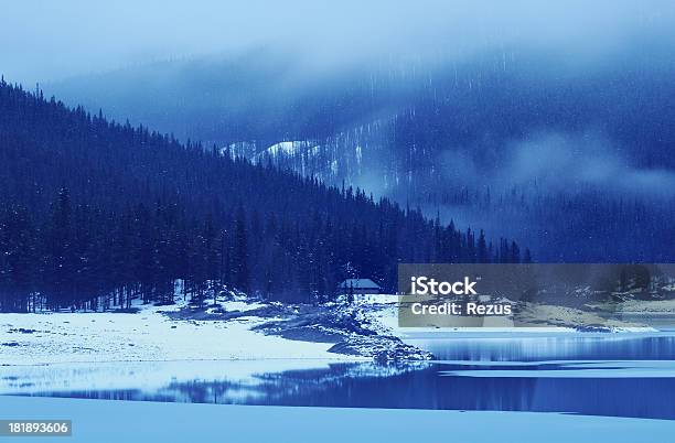Голубые Сумерки Горный Пейзаж На Два Джек Озеро Канадские Rokies — стоковые фотографии и другие картинки Альберта