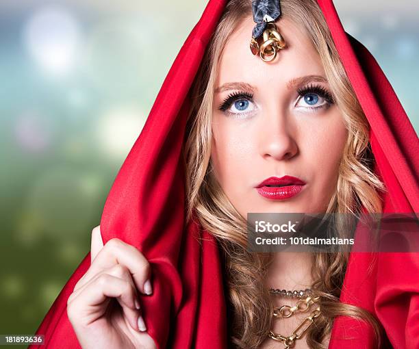 Bellissima Modella Con Foulard Rosso - Fotografie stock e altre immagini di Abbigliamento religioso - Abbigliamento religioso, Adulto, Arabesco - Stili