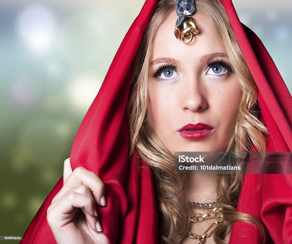 Bela modelo de moda com um lenço vermelho - Foto de stock de Adulto royalty-free