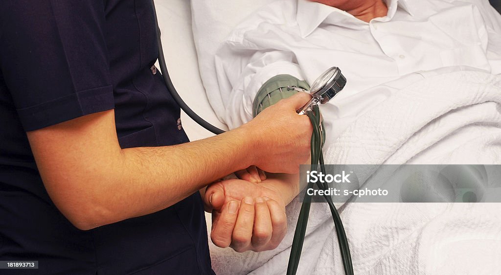 Enfermeira com pressão arterial - Foto de stock de Acidentes e desastres royalty-free
