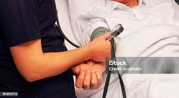 Foto de Enfermeira Com Pressão Arterial e mais fotos de stock de Acidentes e desastres - Acidentes e desastres, Adulto, Ataque cardíaco