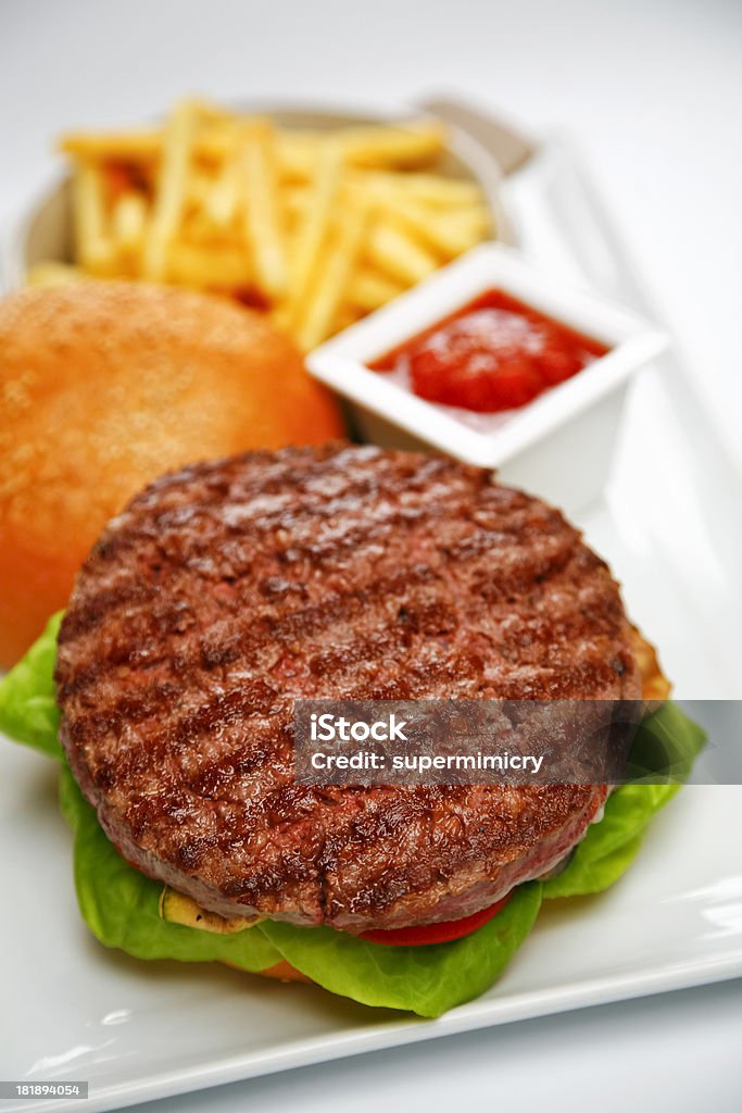 Apri hamburger e patatine fritte - Foto stock royalty-free di Alimentazione non salutare