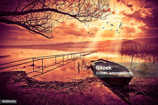 旧ボートでの夕暮れの湖 - 写真のストックフォトや画像を多数ご用意 - 写真, 夜明け, 自然の景観