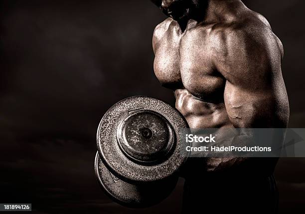 Photo libre de droit de Bodybuilder Performing Power Ascenseur Curl banque d'images et plus d'images libres de droit de Body building - Body building, Musclé, Hommes