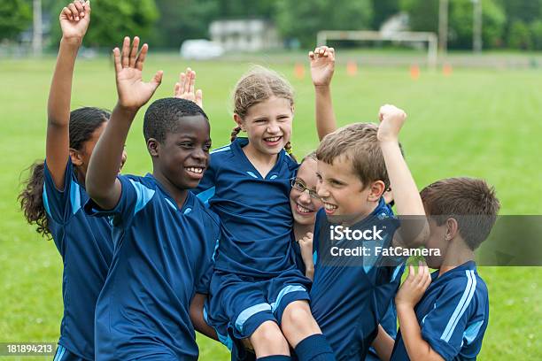 Ragazzi Di Calcio - Fotografie stock e altre immagini di Allenamento - Allenamento, Bambine femmine, Blu