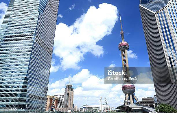 Foto de Arranhacéus De Xangai e mais fotos de stock de Alto - Descrição Geral - Alto - Descrição Geral, Arquitetura, Arranha-céu