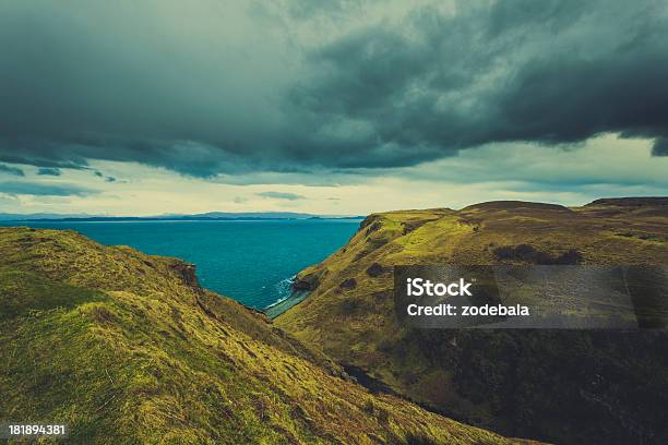 悪天候の日スコットランドでワイルドなビーチと海 - イギリスのストックフォトや画像を多数ご用意 - イギリス, スカイ島, スコットランド