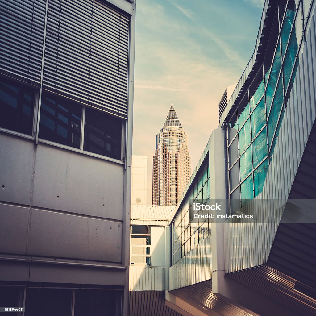 Au parc des expositions de Frankfurt am Main avec le Messeturm - Photo de Francfort libre de droits