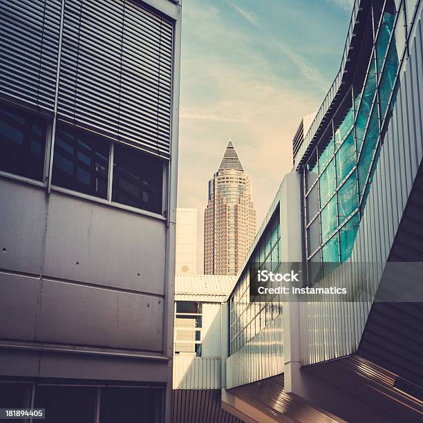 Photo libre de droit de Au Parc Des Expositions De Frankfurt Am Main Avec Le Messeturm banque d'images et plus d'images libres de droit de Francfort