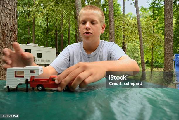 Menino Brincando Com Brinquedo De Rr Campground - Fotografias de stock e mais imagens de Brincar - Brincar, Criança, Pick-up