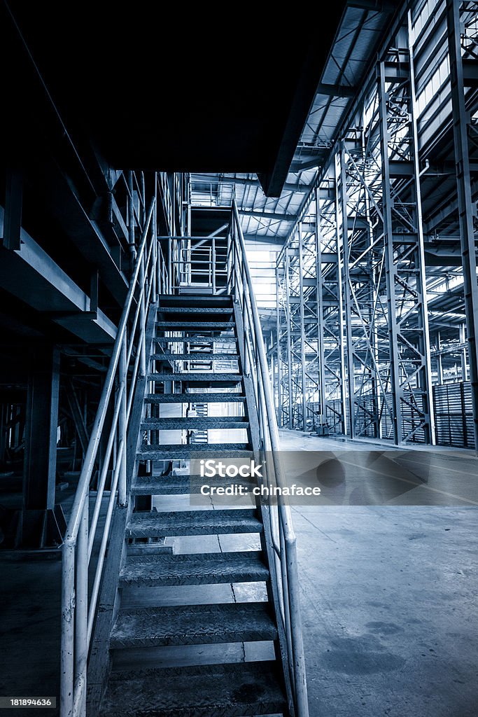 Zona industriale, steelstairs in una divisione - Foto stock royalty-free di Fabbrica