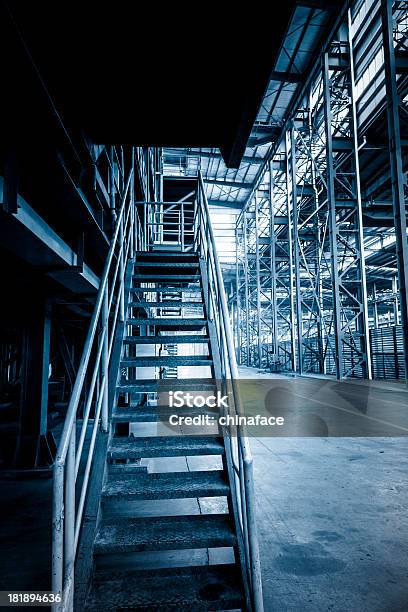 Zona Industriale Steelstairs In Una Divisione - Fotografie stock e altre immagini di Fabbrica - Fabbrica, Passaggio sopraelevato, Acciaio