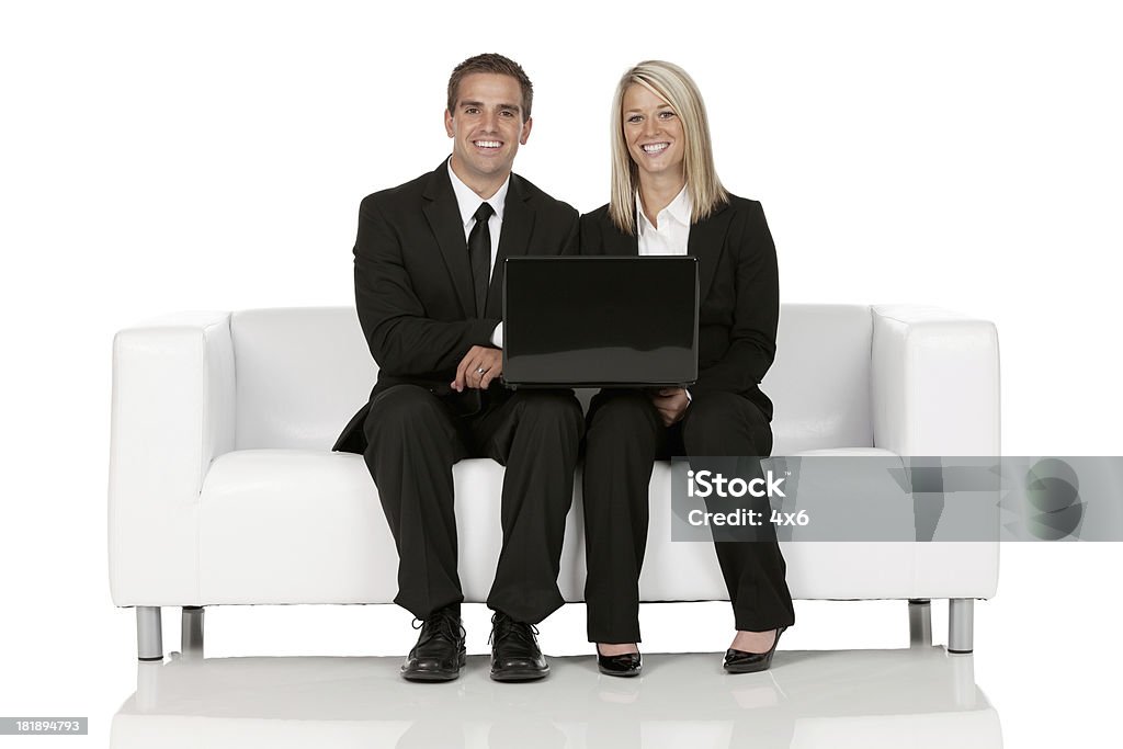 Los ejecutivos de negocios trabajan en un ordenador portátil - Foto de stock de Recortable libre de derechos