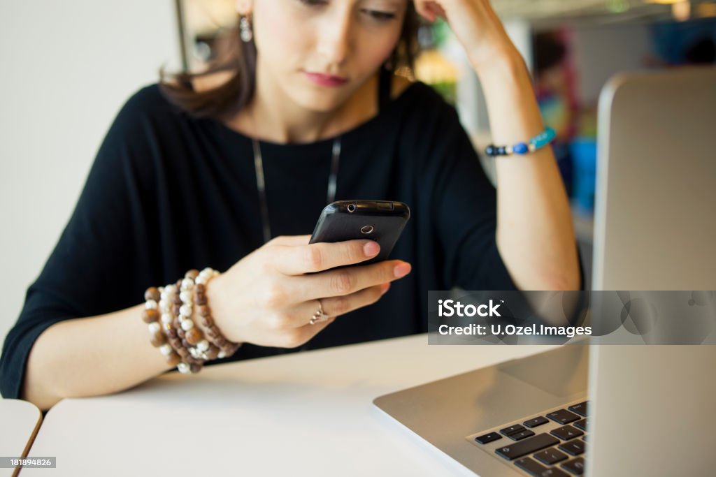 Mujer caucásica en el teléfono en un restaurante. - Foto de stock de 20-24 años libre de derechos