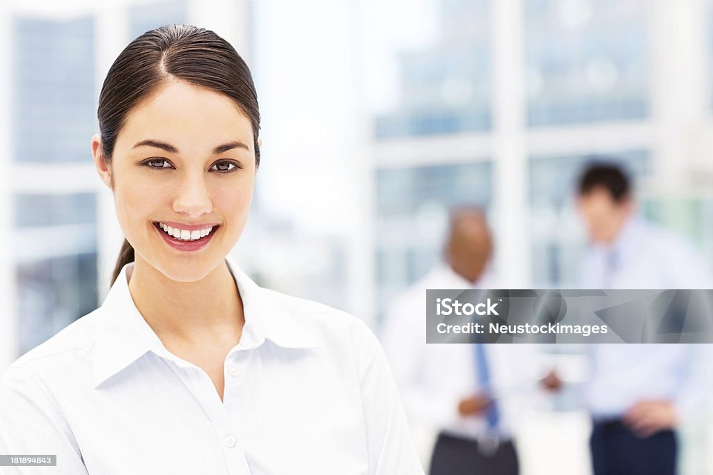 Молодые женщины бизнес Исполнительный улыбается - Стоковые фото 20-29 лет роялти-фри
