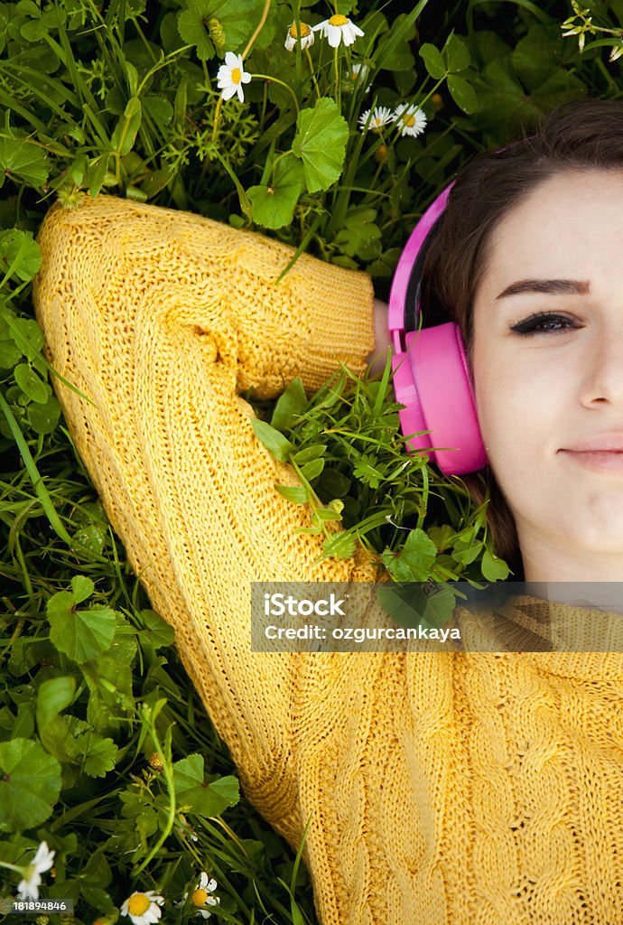 Joven mujer escuchando música - Foto de stock de 20-24 años libre de derechos