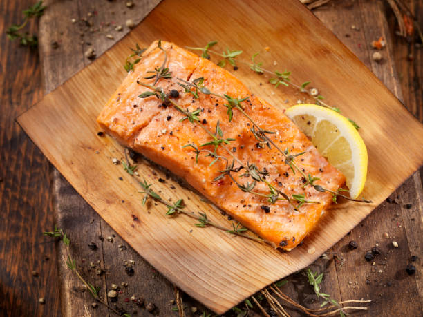 cedar eingewickelt lachs - pink peppercorn pepper pink herb stock-fotos und bilder