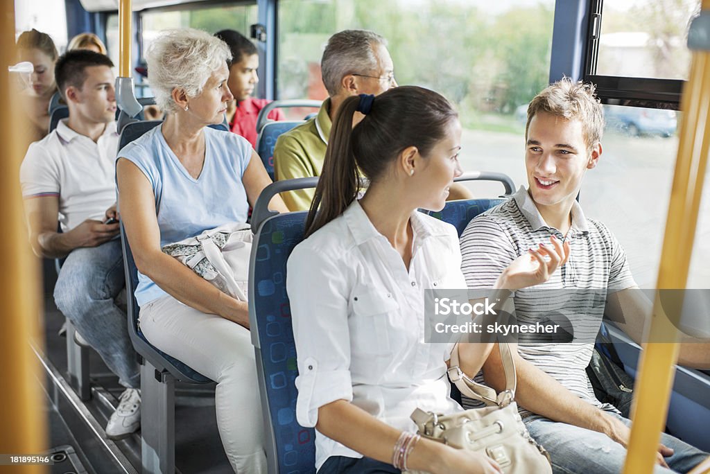 Les personnes voyageant en bus. - Photo de Bus libre de droits