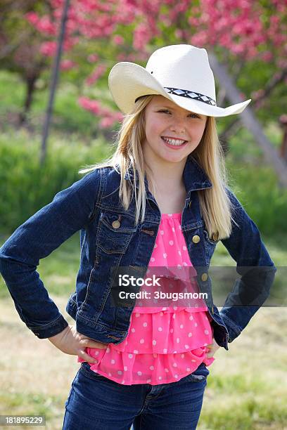 Carino Dieci Anni Vecchio Ragazza Con Il Cappello Da Cowgirl - Fotografie stock e altre immagini di 10-11 anni