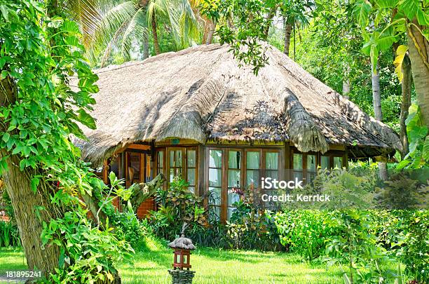 Foto de Bangalô Em Bali Indonésia e mais fotos de stock de Bali - Bali, Bangalô - Casa, Caniço