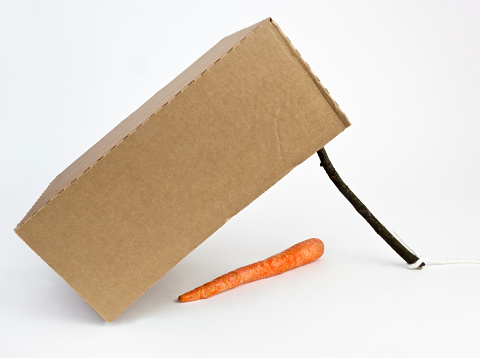 Carrot-box-stick trap. Horizontal.