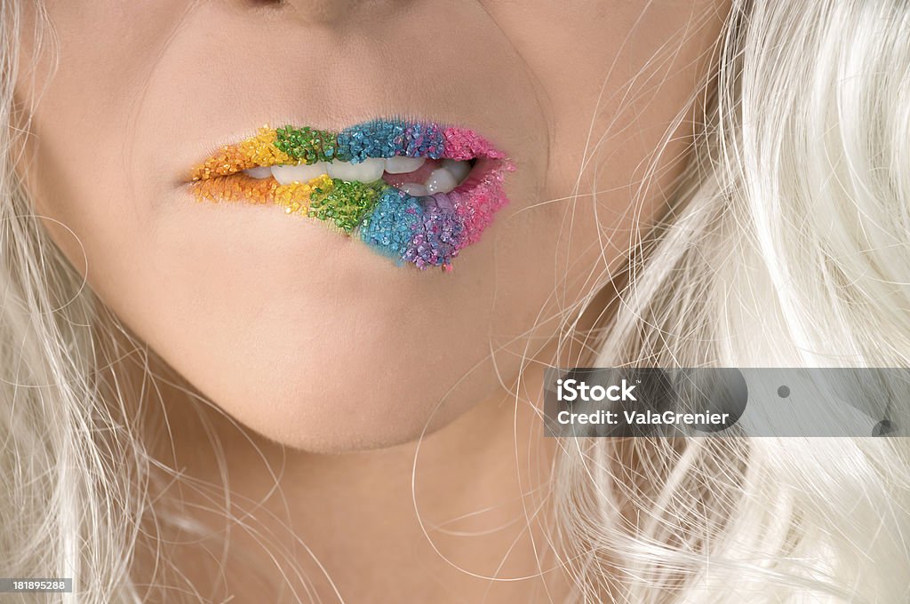 下の��女性の顔唇を噛むキャンディ - 1人のロイヤリティフリーストックフォト