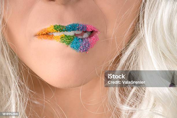 下の女性の顔唇を噛むキャンディ - 1人のストックフォトや画像を多数ご用意 - 1人, 20代, 25-29歳
