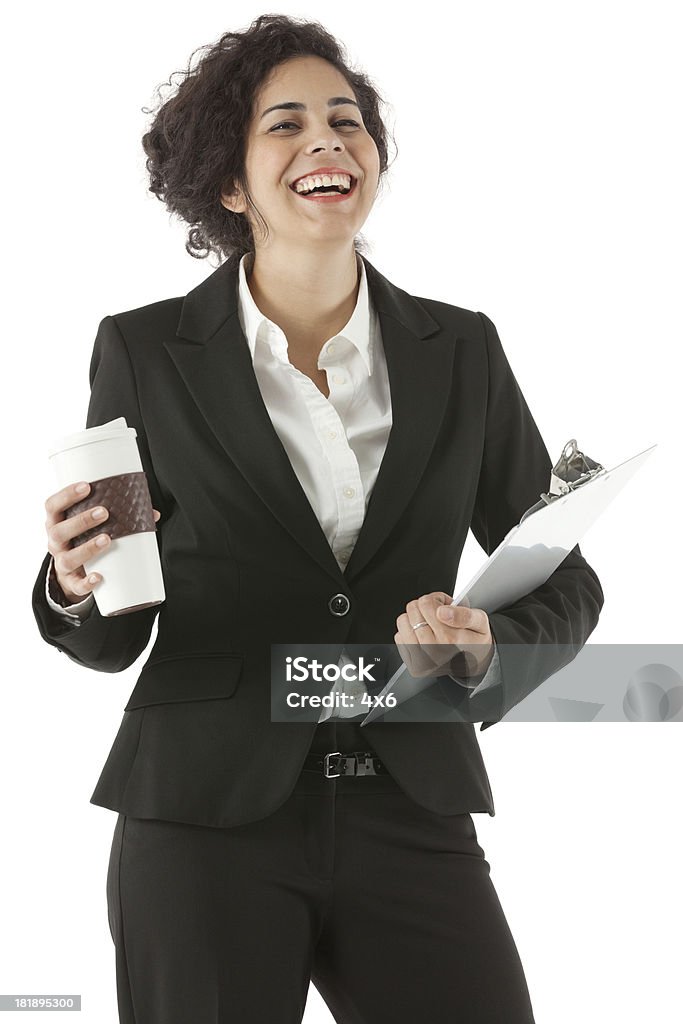 Lächelnd Geschäftsfrau mit Kaffee und Zwischenablage - Lizenzfrei Geschäftsfrau Stock-Foto