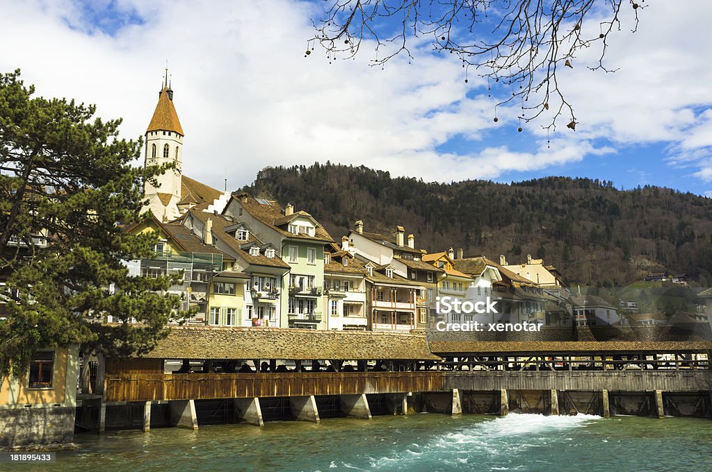 Starożytny dam i drewniany Most w Thun, Szwajcaria - Zbiór zdjęć royalty-free (Architektura)