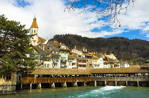 старинный плотина и деревянный мост в thun, швейцария - lake thun switzerland night lake стоковые фото и изображения