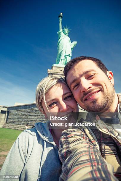 Coppia A Liberty Island - Fotografie stock e altre immagini di Abbigliamento casual - Abbigliamento casual, Adulto, Affettuoso