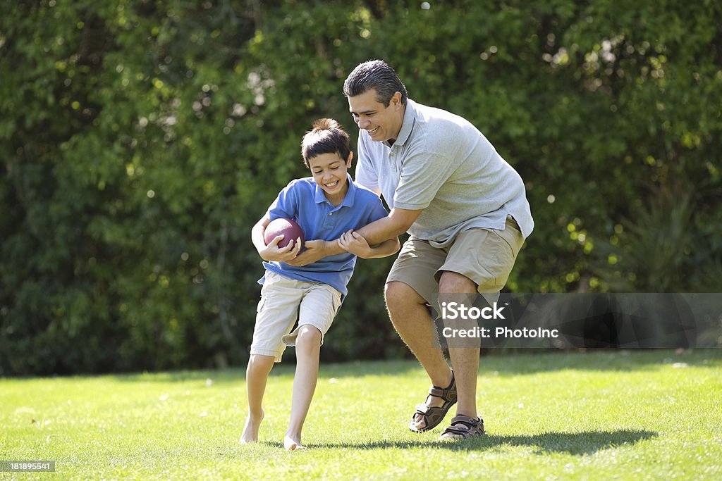 Vater mit Sohn beim American Football - Lizenzfrei Amerikanischer Football Stock-Foto