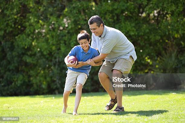 파더 게임하기 American Football Player With Son 미식 축구에 대한 스톡 사진 및 기타 이미지 - 미식 축구, 미식 축구공, 아들