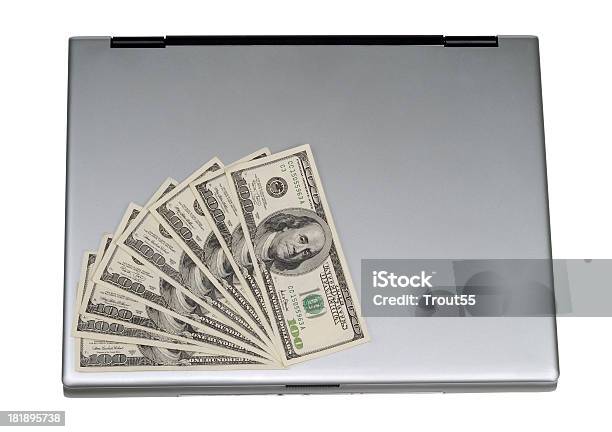 Laptop Und Banknoten Stockfoto und mehr Bilder von Amerikanische Währung - Amerikanische Währung, Bezahlen, Bock - Männliches Tier